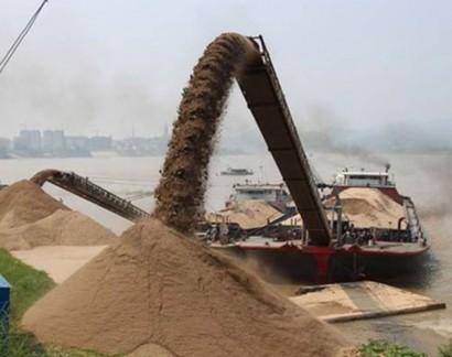 運沙船工作實況