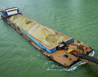 工作中的運砂船